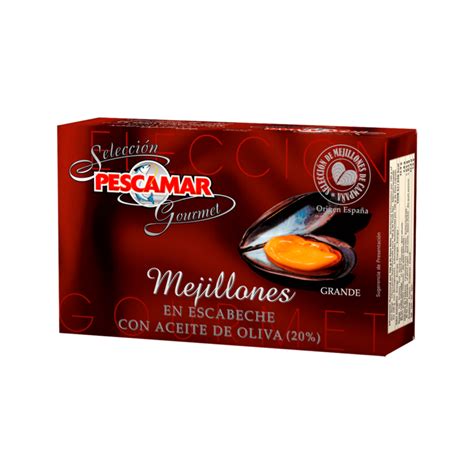 Imagen de las latas de mejillones gourmet Pescamar junto a los ingredientes secos para el arroz.