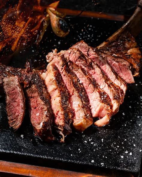 Fotografía profesional de un corte de carne premium servido en un ambiente rústico y elegante