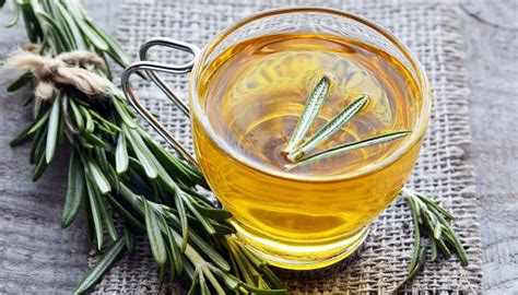 Infografía paso a paso de la infusión del aceite con romero y ajo