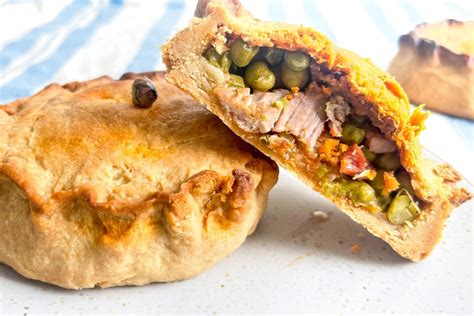 Ingredientes para el relleno de las panades mallorquinas: cordero, guisantes y pimentón.
