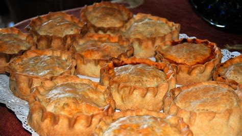 Formación y sellado de las panades mallorquinas.