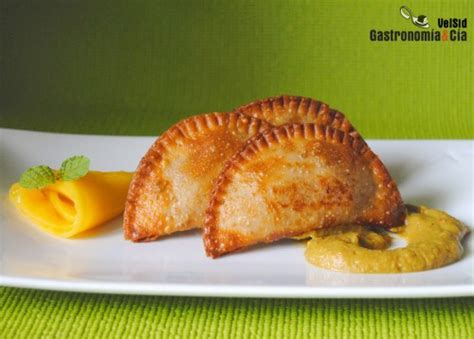 Empanadillas de cordero doradas y listas para servir.
