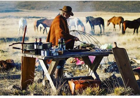 Fotografía de Francis Mallmann cocinando un asado de palo al aire libre en la Patagonia.