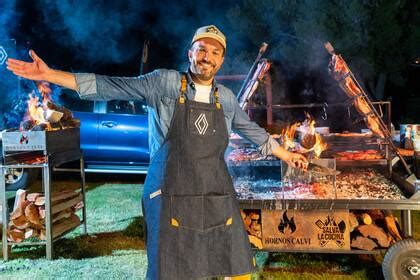 Fotografía de Salvador Mazzochi (Salva la Cocina) con una parrilla y un corte de carne.