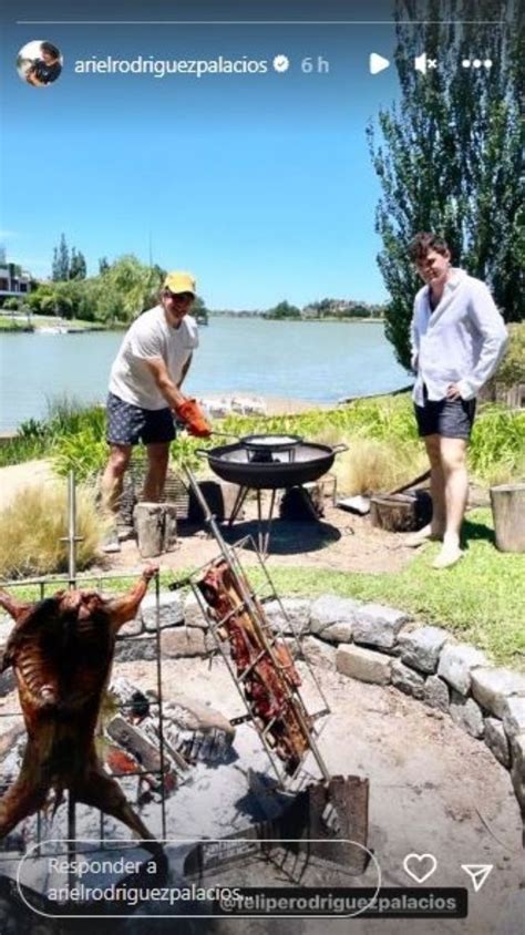Imagen de Ariel Rodríguez Palacios cocinando en una parrilla al aire libre.