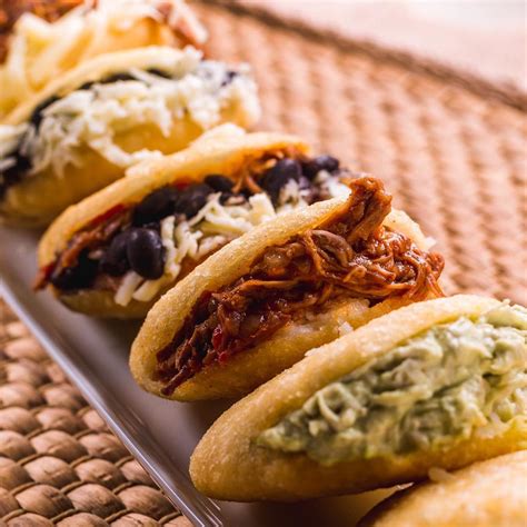 Tabla con diversos rellenos de arepas, mostrando la diversidad gastronómica