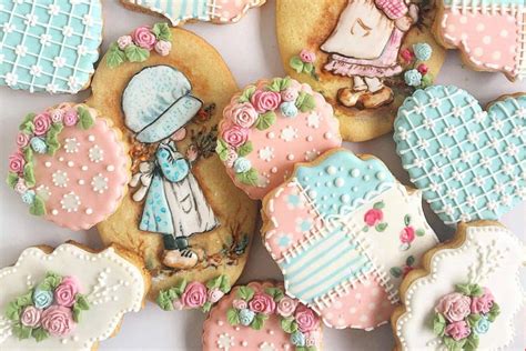 Collage de imágenes de galletas decoradas con diversas formas y temáticas.