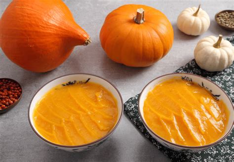 Esquema visual que muestra la consistencia ideal de la crema de calabaza: desde los trozos sólidos hasta la textura aterciopelada final