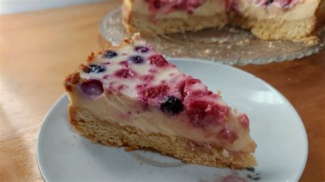 Imagen de un kuchen sureño tradicional con frutas de temporada, mostrando su textura rústica y apetitosa.