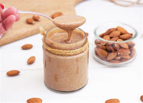 Infografía detallando los usos versátiles de la mantequilla de almendras en la cocina.