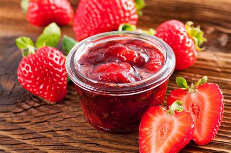 Foto de mermelada de fresa o frutilla en un frasco con una etiqueta que indica