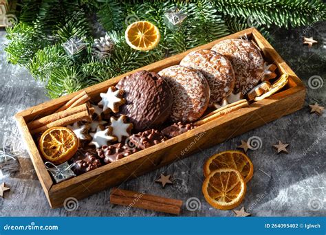 Collage de diversas galletas navideñas alemanas, incluyendo pfeffernüsse, zimtsterne y lebkuchen, decoradas con azúcar glas.