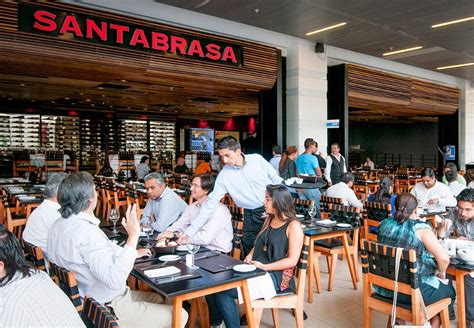 Variedad de entradas, incluyendo empanadas y chorizos, en Santa Brasa