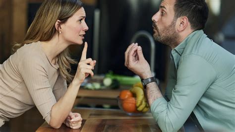 Escena de una comedia de época, representando una pareja discutiendo o planificando