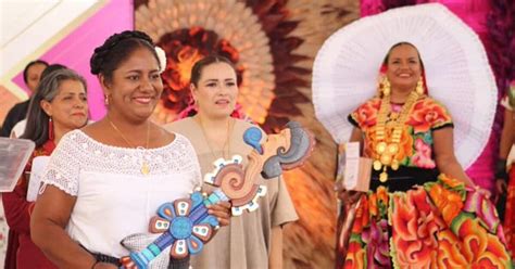 Mujer representando a la Diosa Centéotl durante la Guelaguetza