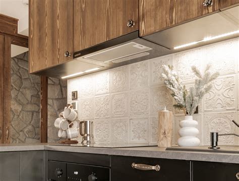 Ejemplo de salpicadero de cocina con azulejos efecto madera.