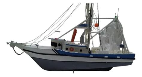 Diagrama esquemático de un barco camaronero moderno, destacando sus dimensiones y compartimentos para estiba o congelación.