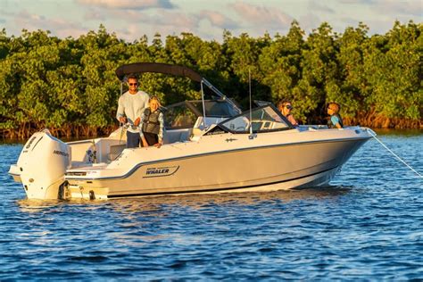 Fotografía ilustrativa de lanchas camaroneras pequeñas operando en aguas protegidas o estuarios.