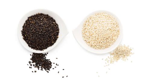 Un primer plano de semillas de sésamo de diferentes colores: blanco, dorado y negro.