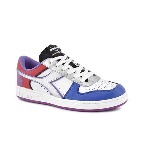 Diseño de la zapatilla Diadora MI Basket Row Cut con detalles en varios colores.