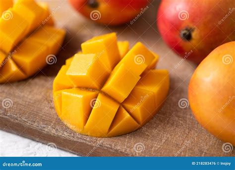 Fruta de mango fresca cortada en trozos
