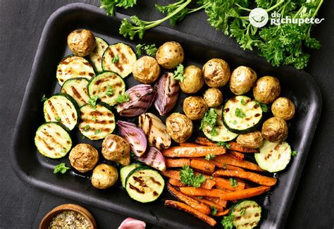 Variedad de verduras asadas como acompañamiento para carnes