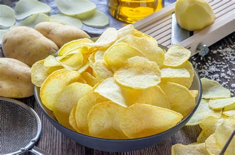 Variedad de patatas fritas y chips como acompañamiento crujiente