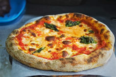 Infografía comparativa de los estilos de pizza (napolitana, romana, al molde).