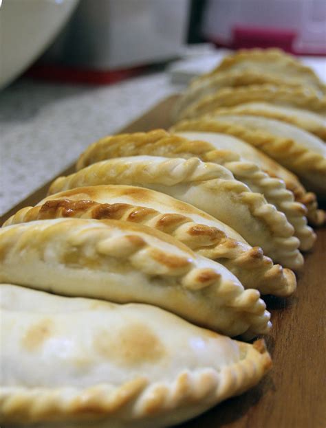 Imagen de empanadas chilenas recién horneadas y doradas
