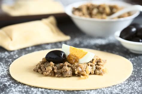 Primer plano de los ingredientes del pino: carne picada, cebolla, aceitunas, huevo duro
