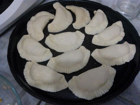 Empanadas listas para hornear, pinceladas con huevo