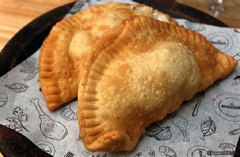 Variedad de empanadas chilenas: mariscos, queso, napolitana