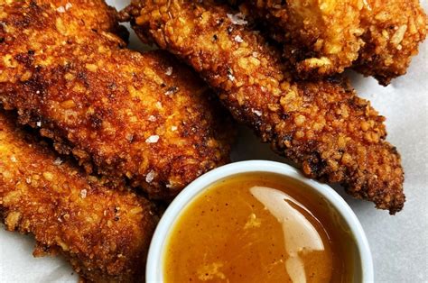 Foto de un plato de pollo frito glaseado con la salsa picante de miel, mostrando una textura pegajosa y apetitosa.