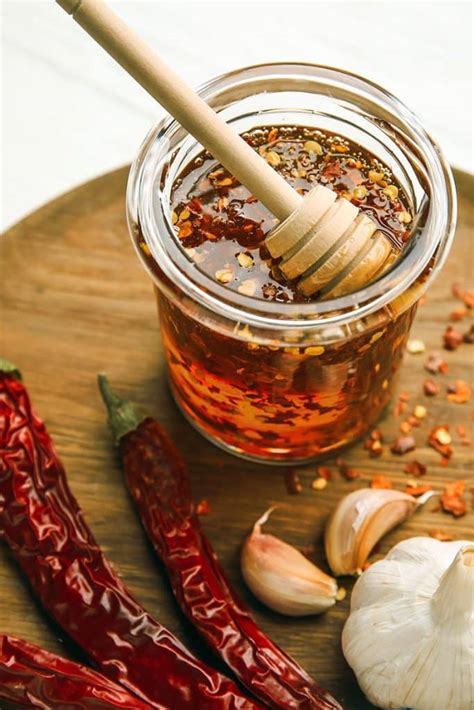 Infografía simple mostrando los pasos para hacer la salsa picante de miel básica: mezclar ingredientes en una olla y calentar.