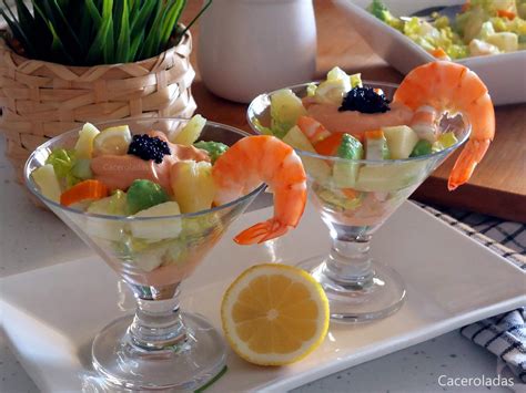 Ingredientes frescos y variados para cóctel de mariscos