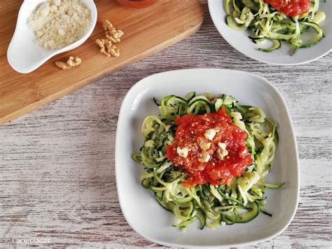 Plato de espaguetis de calabacín con salsa cremosa y nueces.