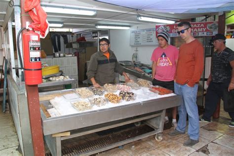 Foto panorámica del terminal pesquero de Coquimbo con sus puestos y restaurantes tradicionales.