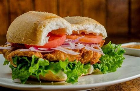 Tabla comparativa de ingredientes y estilos del sándwich de pescado según la región o restaurante.