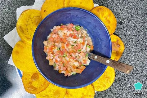 Familia disfrutando de sopaipillas con pebre en un día nublado