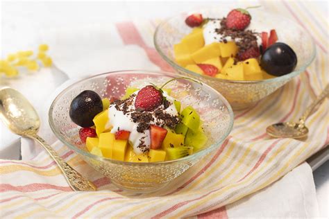 Persona disfrutando de un postre saludable con frutas frescas