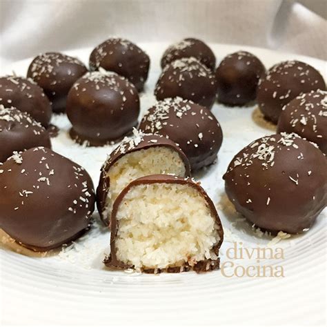Imagen de una bandeja con bolitas de coco bañadas en chocolate oscuro, decoradas con coco rallado y servidas en palitos de brocheta.