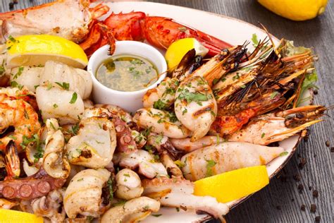 Plato de mariscos variados para ilustrar los distintos tipos