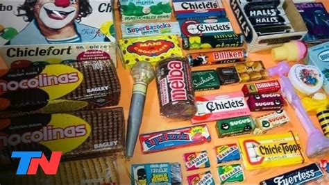 Surtido de dulces retro y golosinas clásicas de los años 80 y 90