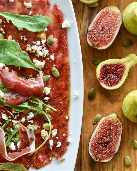 Carpaccio de higos laminados con jamón serrano y queso, aderezado con aceite de oliva