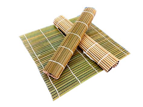 Esterilla de bambú cubierta con papel film y una hoja de alga nori