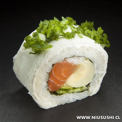 Sushi roll envuelto en queso crema y espolvoreado con ciboulette