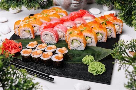 Plato variado de sushi con diferentes tipos de rolls y nigiris