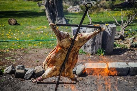 Representación de un asado al palo tradicional chileno con leña.