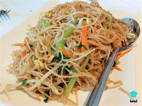 Variedad de fideos chinos (de trigo, integrales, de arroz) en forma de madejas