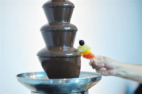 Foto de una fuente de chocolate funcionando en un evento